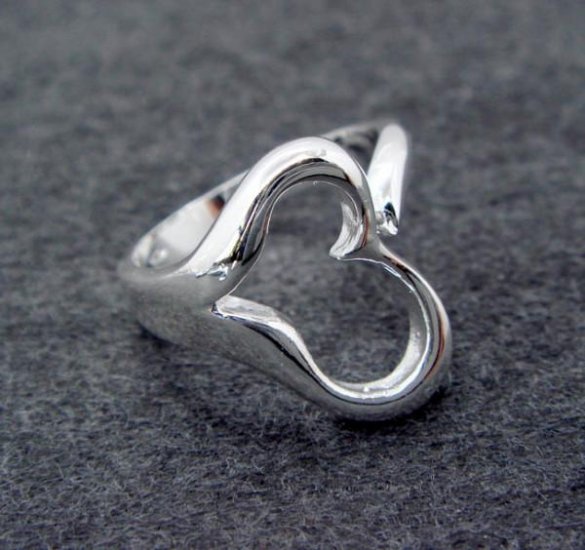 FREE P&P! 925 STERLING SILVER HEART 8 Q RING #35