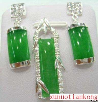 Nice green jade carved earrings pendant set