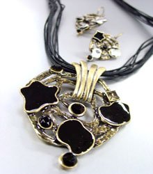 Black Epoxy Crystals Antique Necklace Set