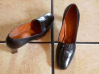 VTG. BLACK DISTRESSED LEATHER WOOD HEEL DRESS SHOES