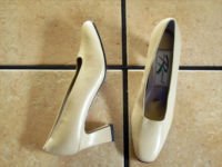 VTG. ROS HOMMERSON CREAM DISTRESSED LEATHER DRESS SHOES
