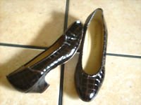 VTG. NATURALIZER BROWN CROC PATENT LEATHER DRESS SHOES