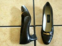 VTG. SELBY BLACK DISTRESSED LEATHER JEWELED DRESS SHOES