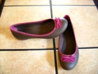 CROCSS LILY BROWN/PINK BOW FLATS SHOES