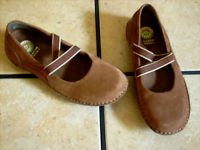 EARTH SHOE BROWN SUEDE/LEATHER STRAPPED SHOES Comfy!