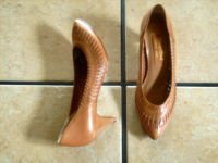 VTG. CARRIAGE COURT BROWN DISTRESSED LEATHER HEEL SHOES