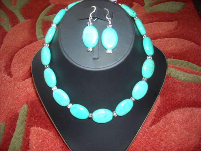 Chunky oval Turquoise necklace with earrings.