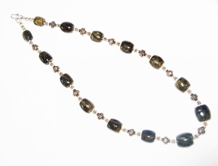 ST472 Labradorite Necklace in Sterling Silver