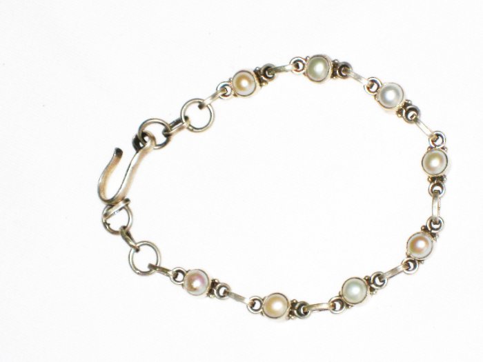 ST569 Pearl Bracelet in Sterling Silver