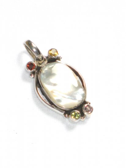 ST220 Mother of Pearl Pendant in Sterling Silver