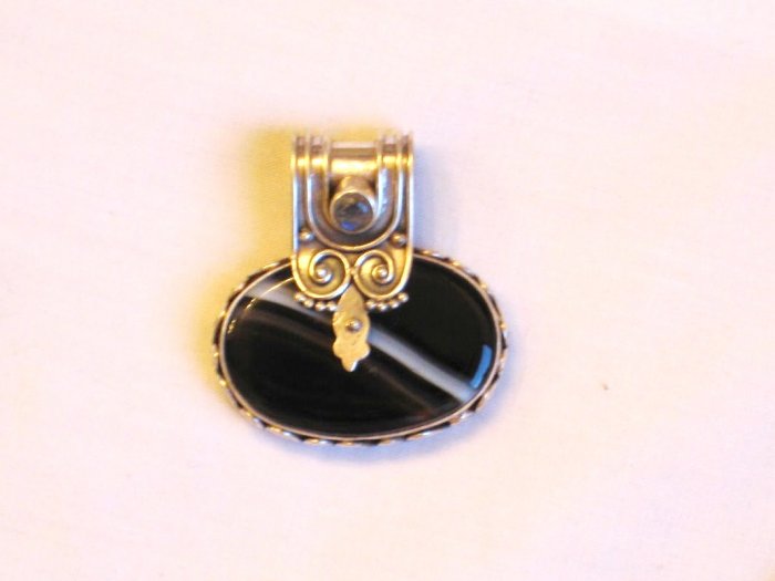 PN124 Agate Pendant in Sterling Silver