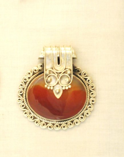 PN384 Agate Pendant in Sterling Silver
