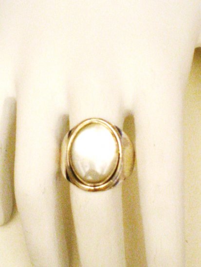 RG010 Mother of Pearl Ring in Sterling Silver, Size 9