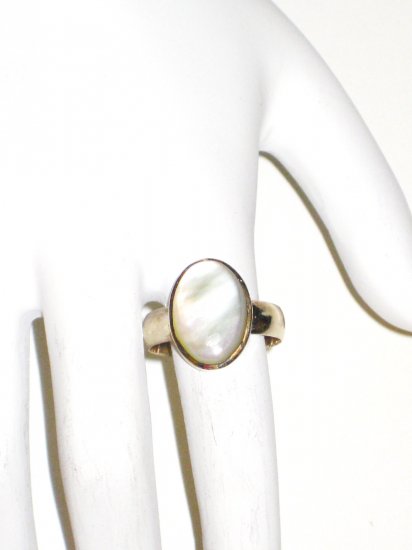 RG038 Mother of Pearl Ring in Sterling Silver, Size 7