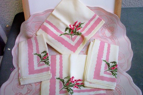 SOLD! 4 Vintage Cloth Napkins pink & White Pink and Cranberries FREE SHIPPING!