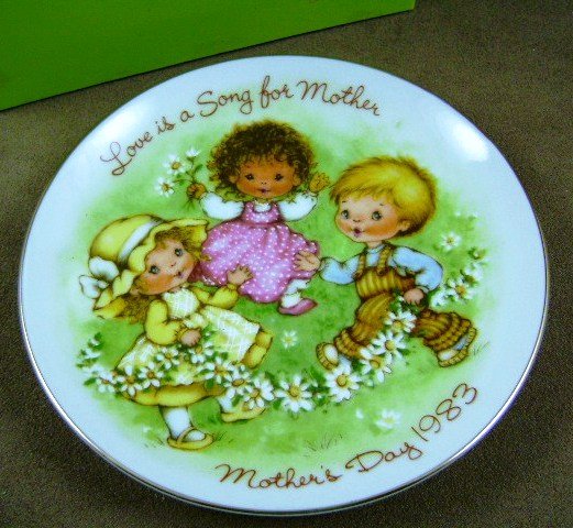 Avon 1983 Mother's Day Plate Love Is A Song For Mother