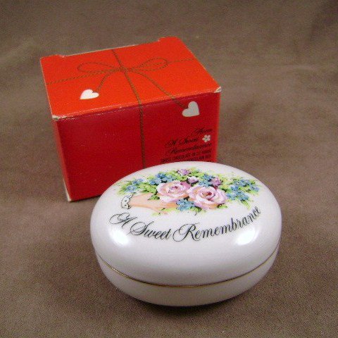 1982 Avon A Sweet Remembrance Valentine Trinket Box