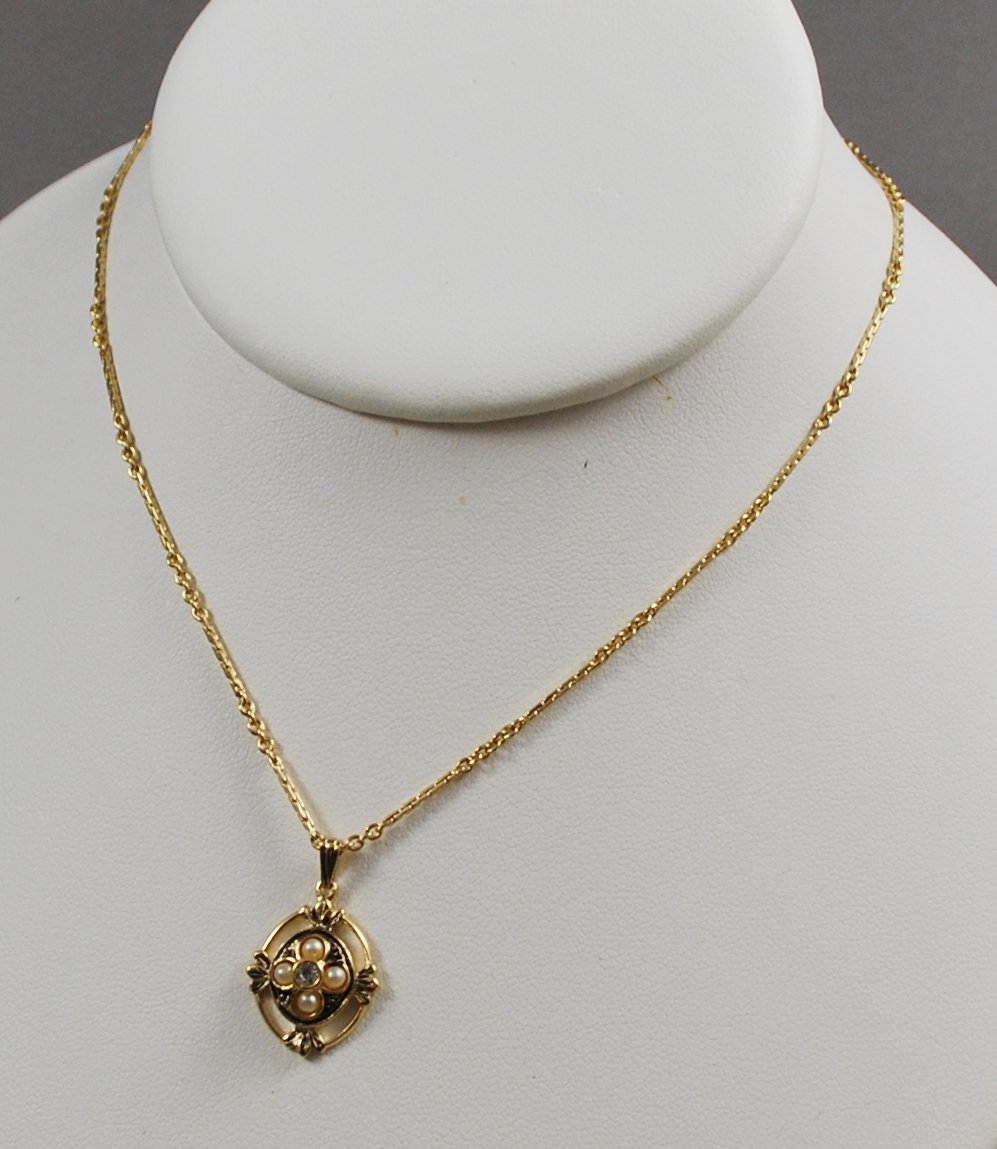 1983 Avon Victorian Delicate Pendant Goldtone w/ Faux Pearls Necklace