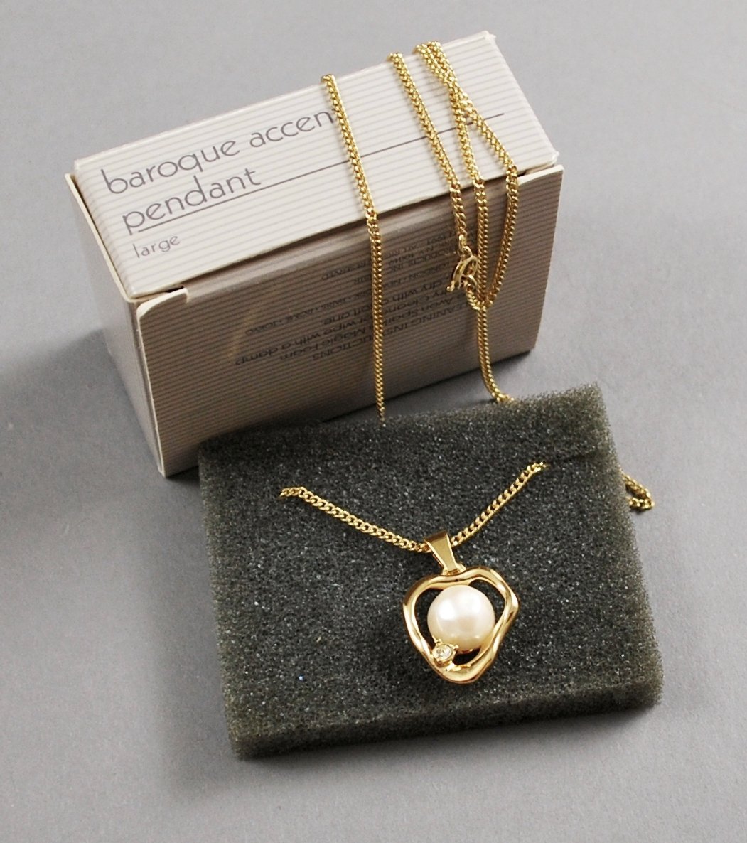 1991 Avon Jewelry Faux Pearl w/ Rhinestone Baroque Accent Pendant Necklace
