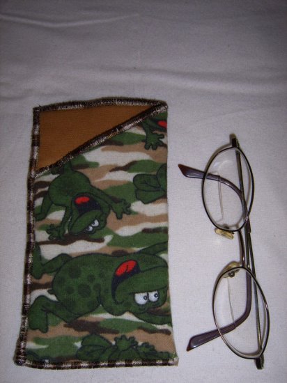 HANDMADE SUPPORT OUR TROOPS EYEGLASS HOLDER CAMO FLANNEL FABRIC WITH FROGS GOLD LINING