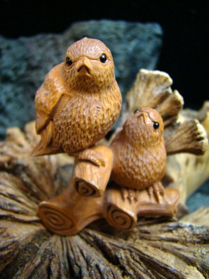 " SWEET SMALL BIRDS " MINIATURE CARVING / FIQURINE PEACHTREE WOOD FREE GIFTS & USA SHIPPING