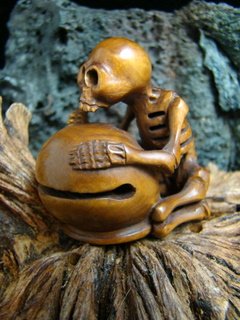 SKELETON SKULL PLAYS DRUM CARVED KOA WOOD MINIATURE FIGURINE ** INTERNATIONAL & US SHIPPING!!