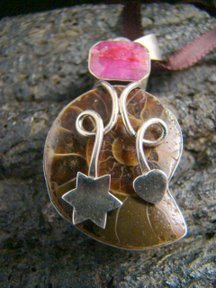 FOSSIL " AMMONITE " SHELL & LARGE RUBY GEMSTONE STERLING SILVER PENDANT Heart & Stars