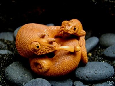 CHAMELEON LIZARD ANOLE & BABY CARVED PEACH TREE WOOD 2" FREE GIFT SILK BAG