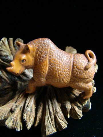 RHINOCEROS HAND CARVED PEACH TREE WOOD MINIATURE 2 1/4" FREE GIFT SILK BAG