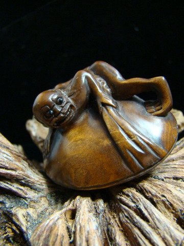 GOLLUM DEMON DEVIL WITCH CARVED WOOD MINIATURE FIGURINE FREE GIFT SILK BAG