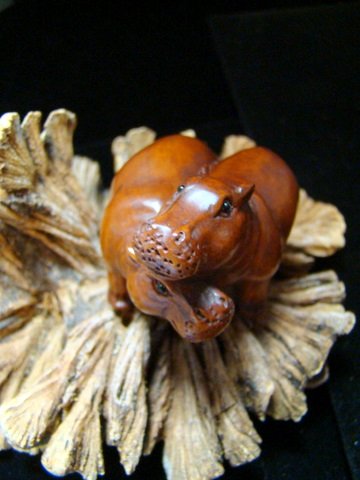 HIPPOPOTAMUS IN LOVE! CARVED HAWAII KOA WOOD MINIATURE FREE GIFT SILK BAG