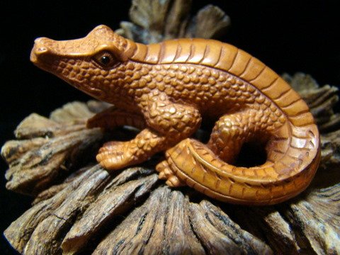 ALLIGATOR CARVED PEACH WOOD ONYX EYE MINIATURE ORNAMENT FREE GIFT SILK BAG