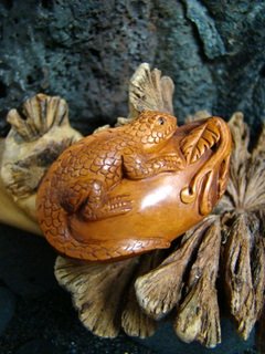 LIZARD & EGGPLANT CARVED PEACHTREE WOOD MINATURE FIQURE ORNAMENT FREE GIFT SILK BAG