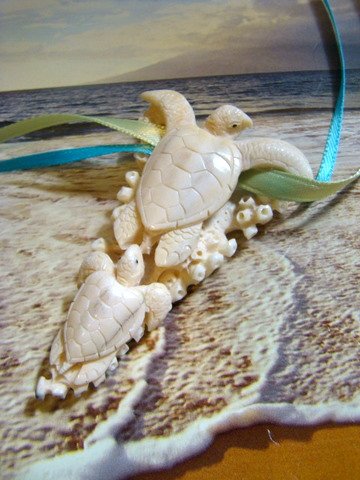 HAWAII SEA TURTLE HAND CARVED ANTLER CARVING / PENDANT FREE GIFTS!