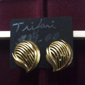 Trifari goldtone vintage clip earrings