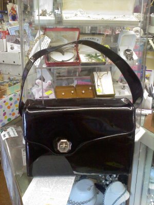 Asymetrical patent leather vintage handbag in black - large