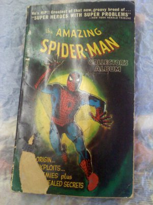 the AMAZING SPIDER-MAN collectors's album - paperback book 1966 - Stan Lee and Ditko