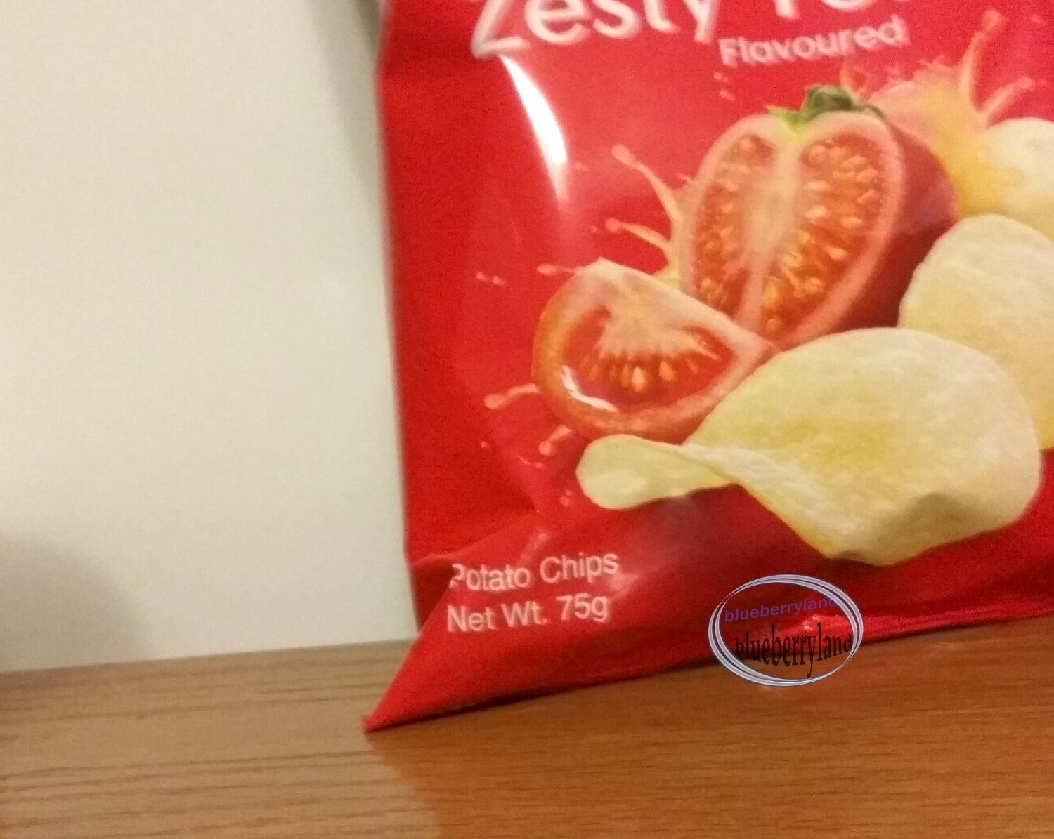 Lay's Zesty Tomato flavoured Potato Chips 75g snacks kids ladies home