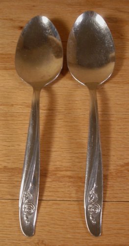 ONEIDA STAINLESS ROSEANNE FLATWARE SERVING SPOONS - 2 *SHIPS FREE*