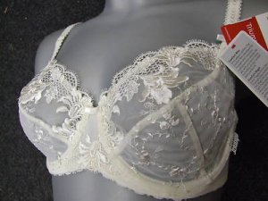 32b triumph luxury desire cream lace underwired bra BN