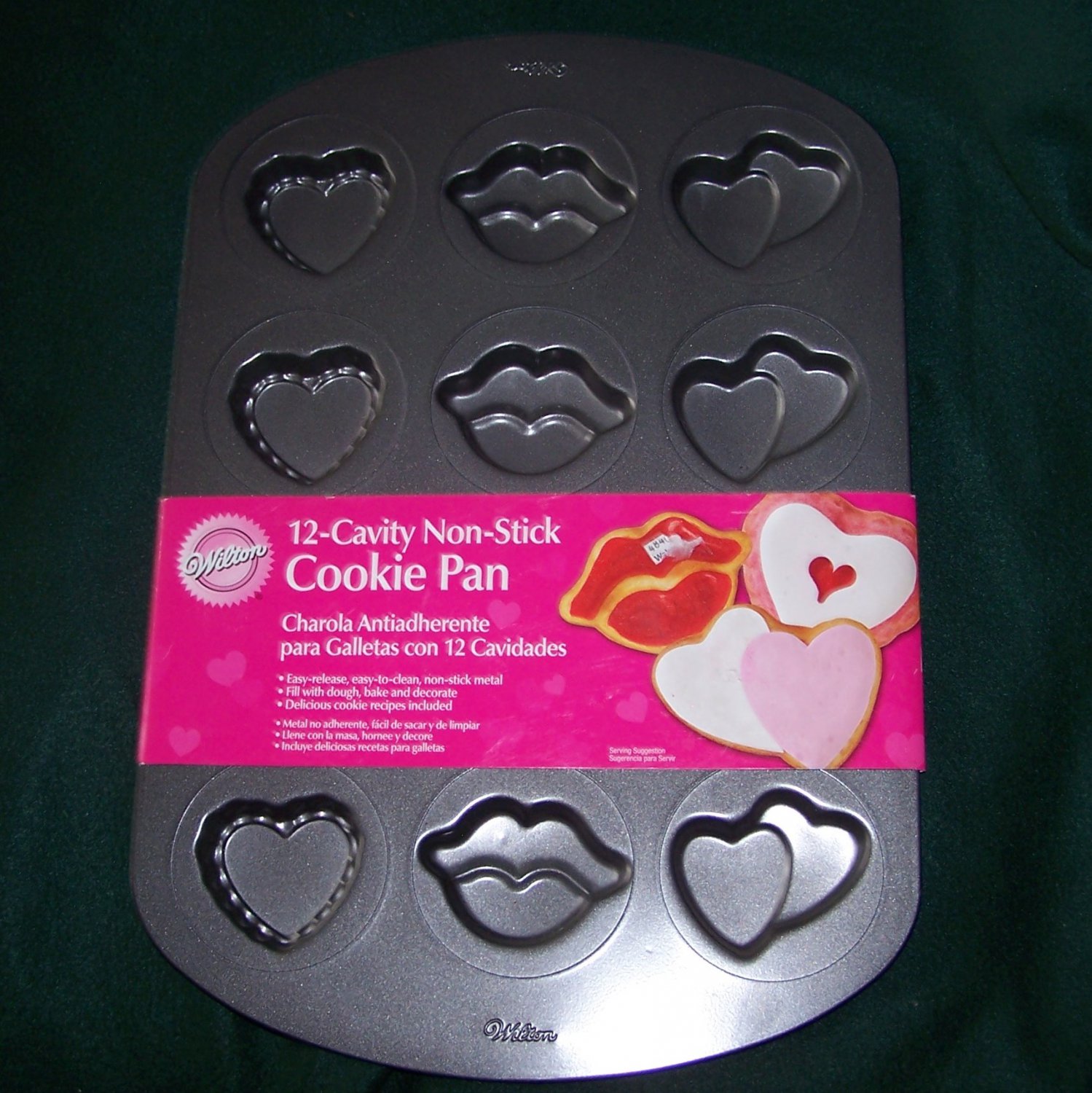 WILTON VALENTINE COOKIE CAKE PAN 12 CAVITY 3 SHAPES PAN 2105-0754