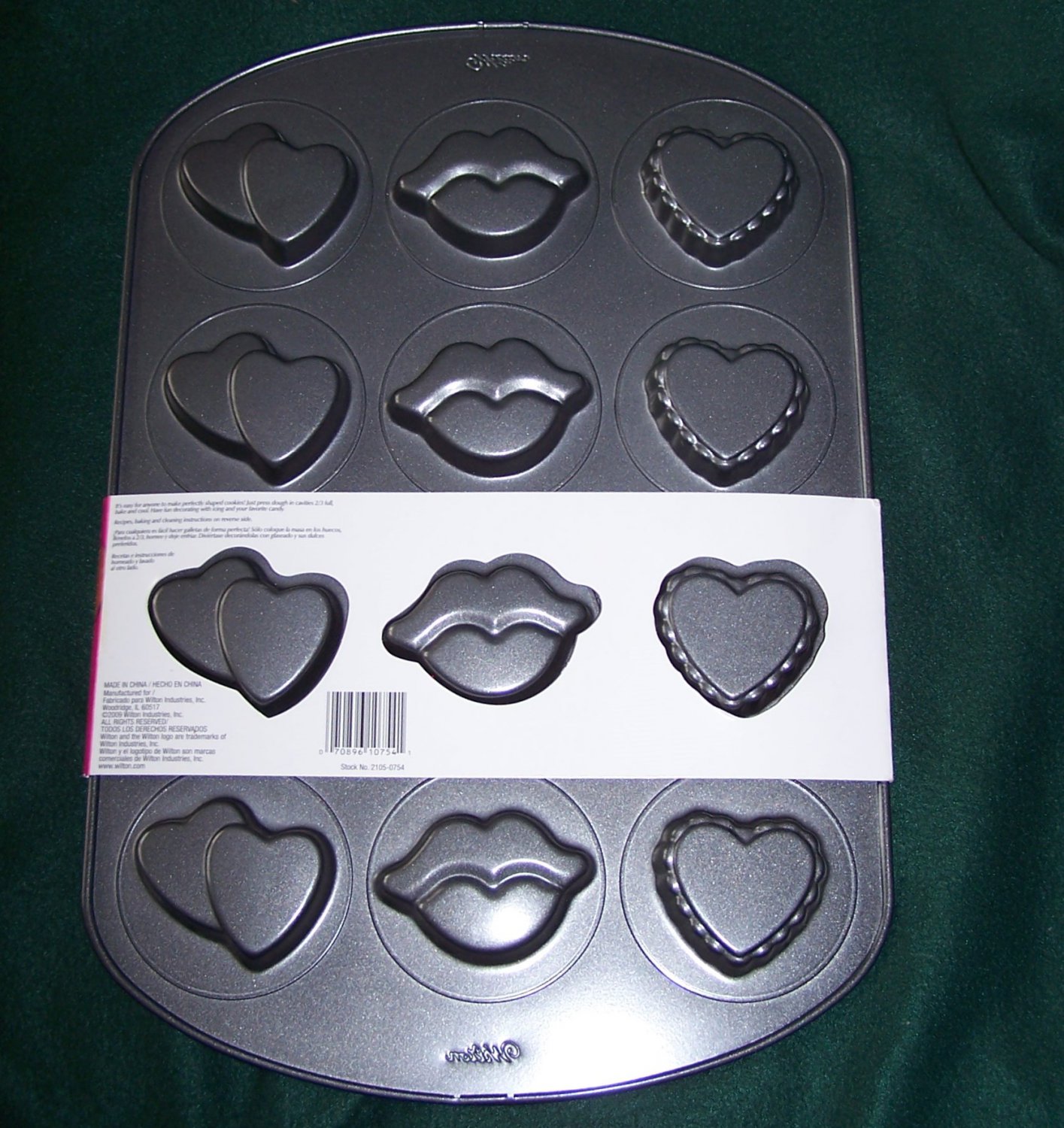 WILTON VALENTINE COOKIE CAKE PAN 12 CAVITY 3 SHAPES PAN 21050754