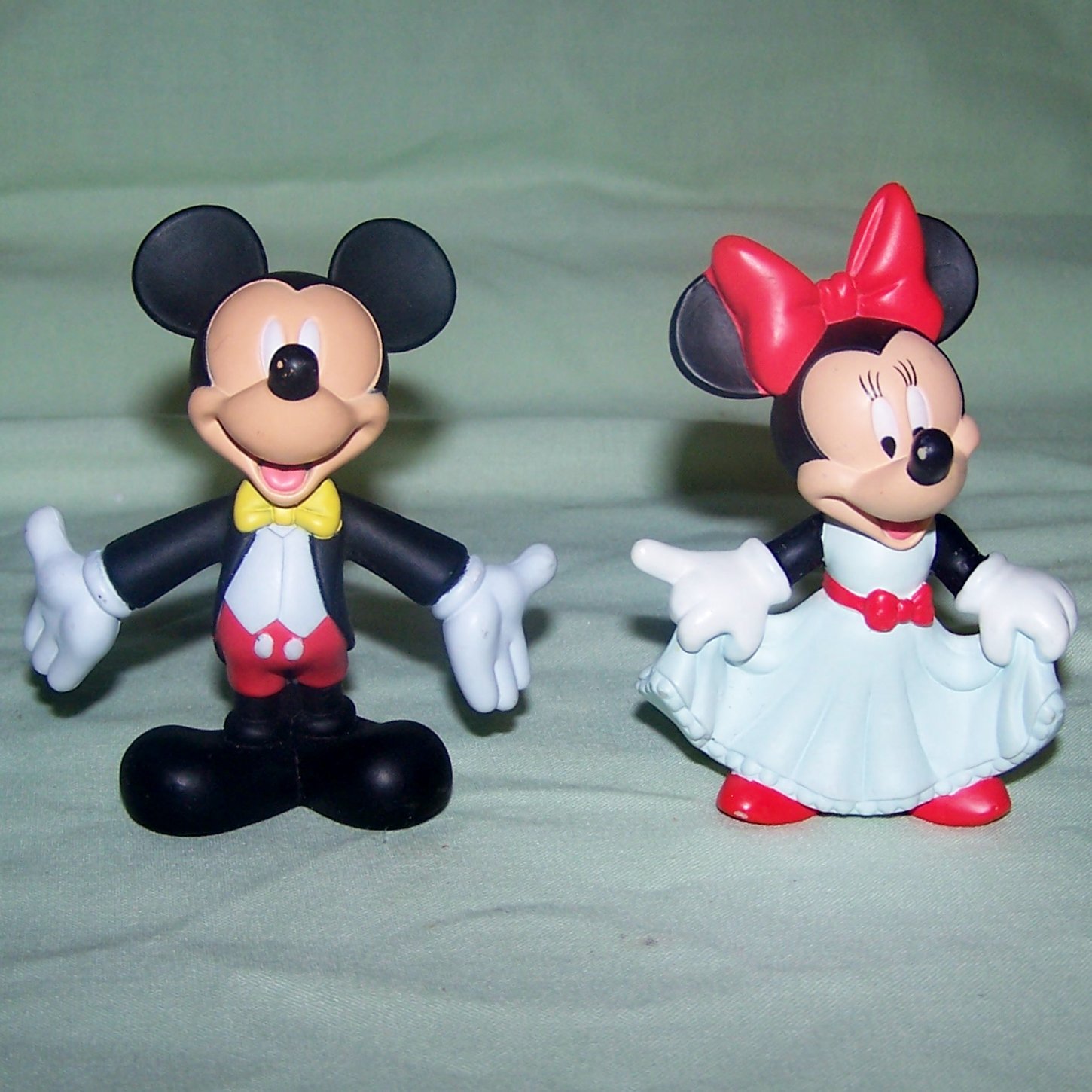 mickey mouse and minnie mouse figurines