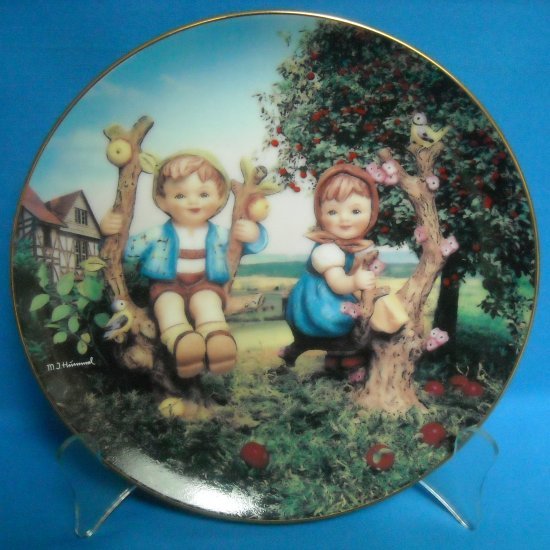 HUMMEL PLATE DANBURY MINT - APPLE TREE BOY AND GIRL - REGISTRATION NUMBER LY8700