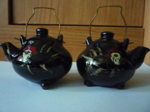 Salt & pepper teapot shakers