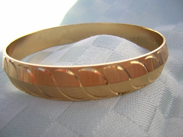 Monet gold tone bangle bracelet brushed gold perfect ll1931