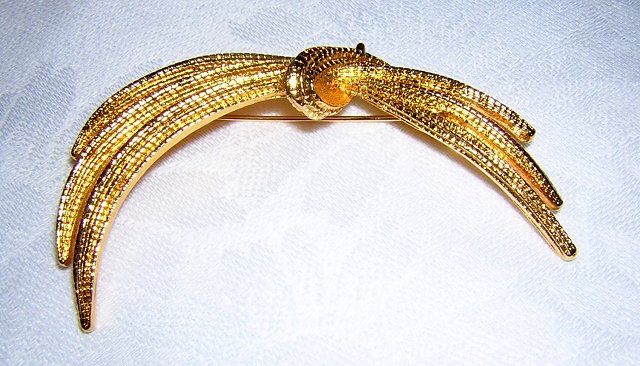Monet textured gold tone pin brooch tied grasses as new ll1967