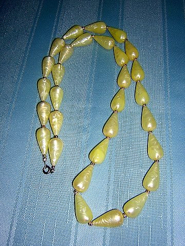 30 Inch teardrop bead yellow marbled lucite plastic necklace vintage jewelry ll2022