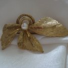 BSK mid century pearl and gold tone pin or brooch 3 leaves ll1238