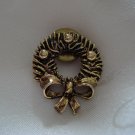 Brass Christmas wreath stud backed lapel pin brooch vintage ll1243